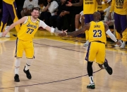 爱游戏官方入口-湖人客场胜爵士，终结连败