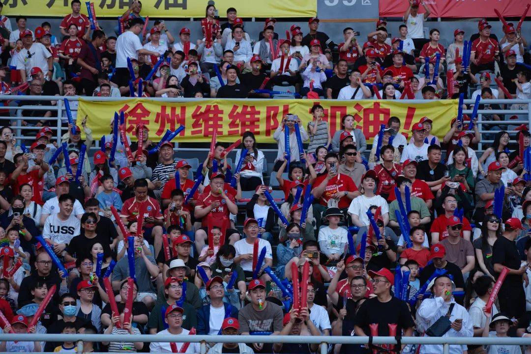 热血激情袭来,球迷为球队高歌 热血激情袭来,球迷为球队高歌