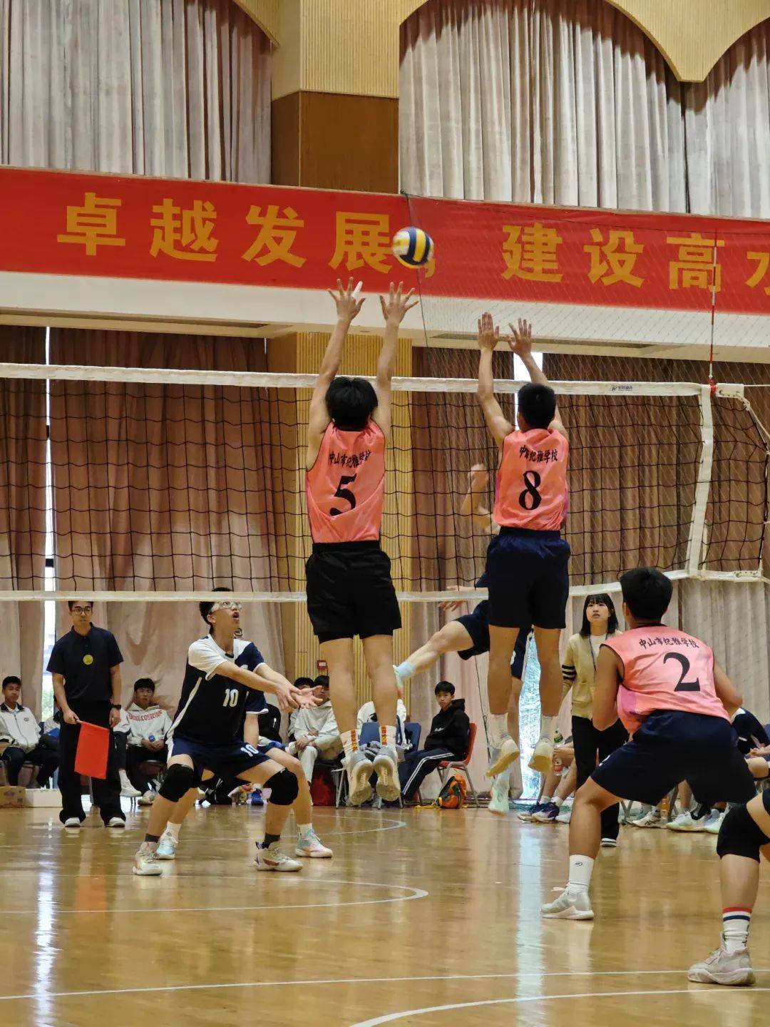 排球选手奋力拼搏夺得比赛胜利 排球选手奋力拼搏夺得比赛胜利