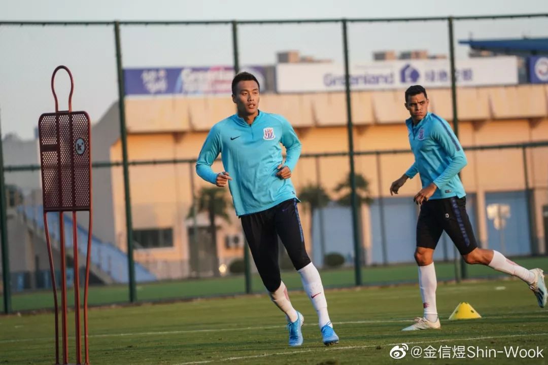 包含大连一方终结连败，拦住保级对手步伐的词条