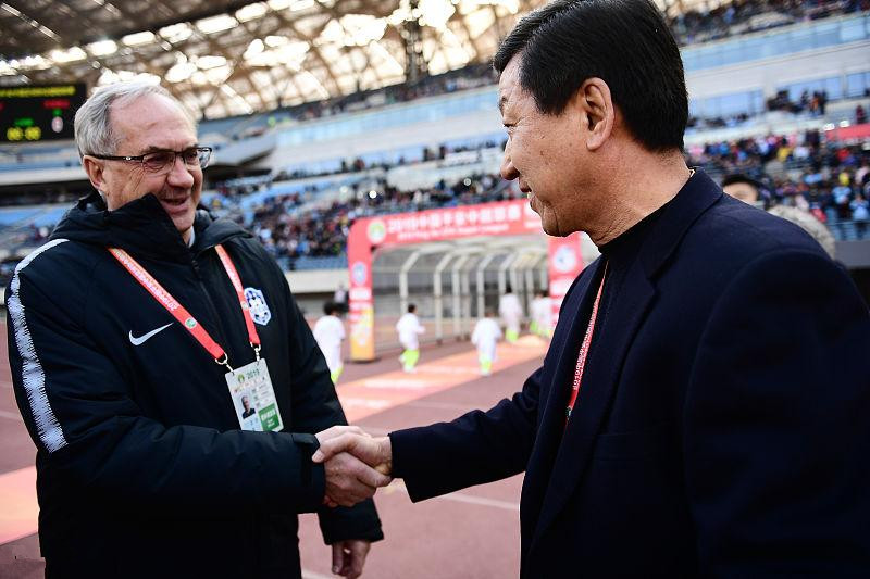 包含大连一方终结连败，拦住保级对手步伐的词条