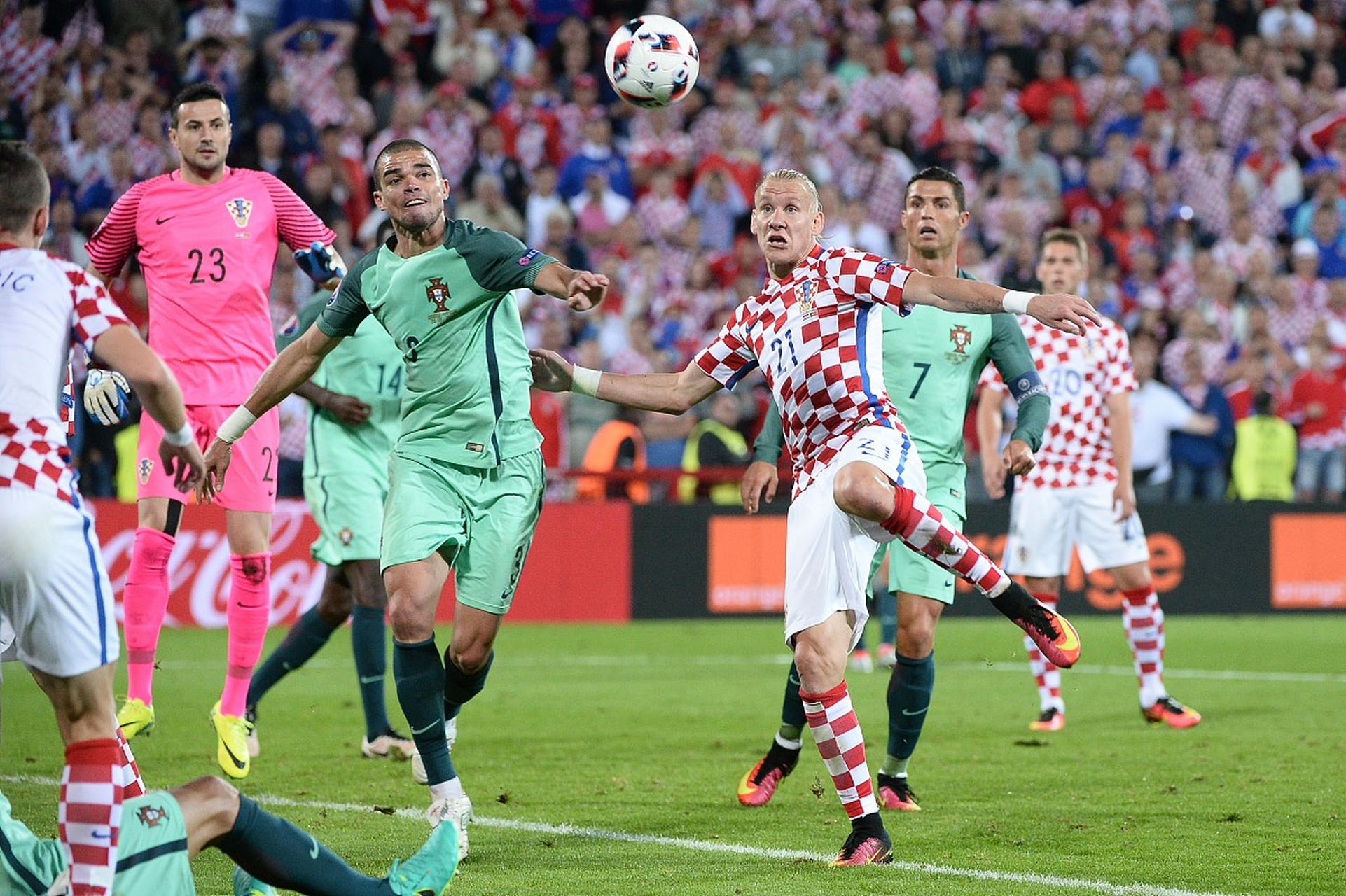 包含波兰连胜匈牙利，锁定欧预赛分组第一的词条