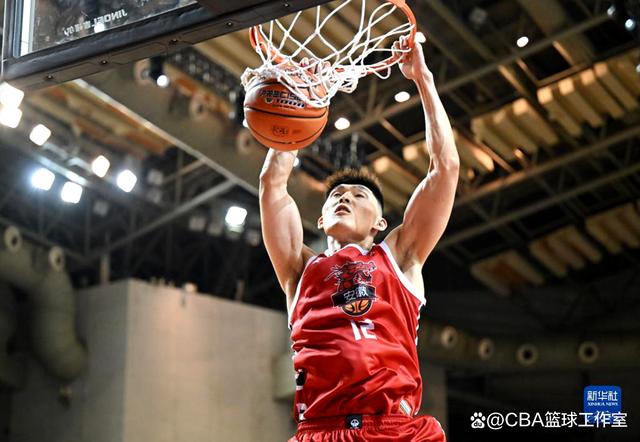 山东男篮在比赛中爆发力量，实现逆袭
