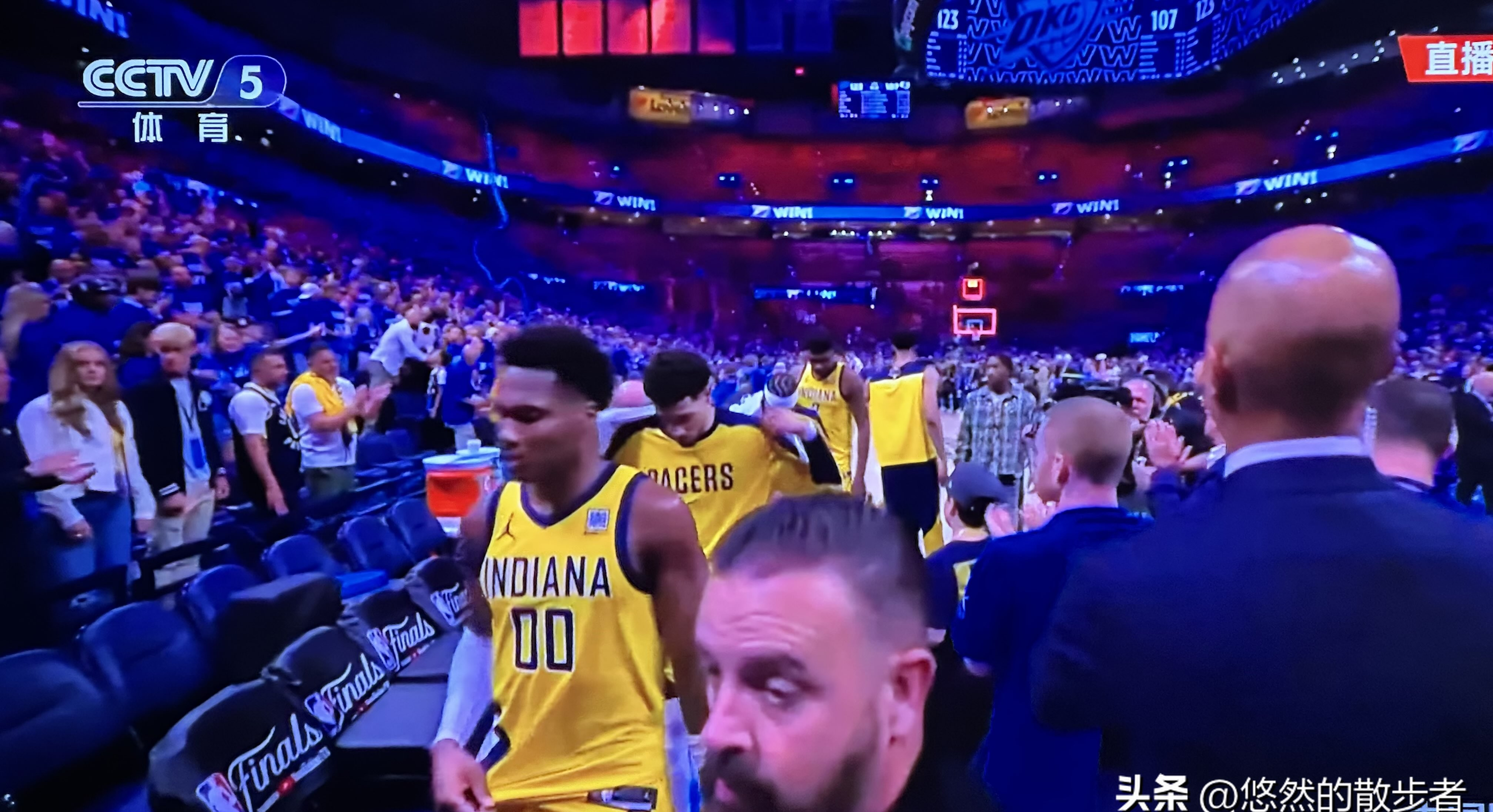 经典瞬间!球馆内外掌声雷动 经典瞬间!球馆内外掌声雷动