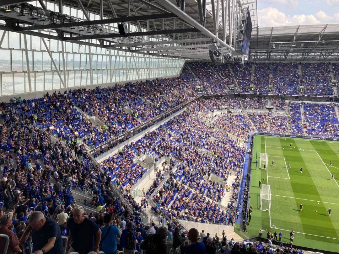 英超赛场惊现意外情况，球迷热议未解之谜