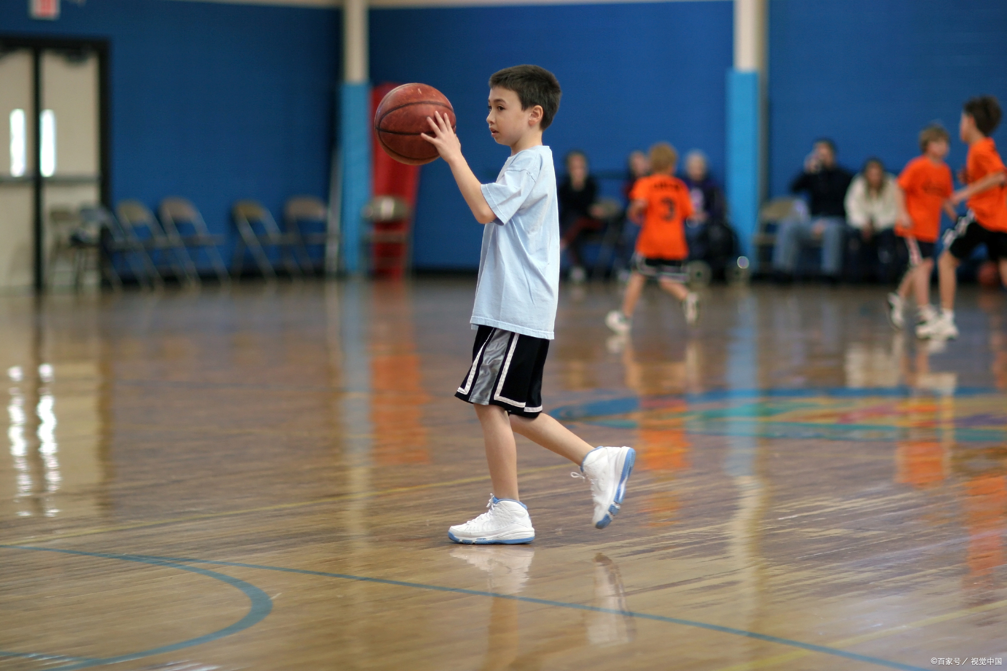 篮球选手在社交平台上发布训练视频 篮球选手在社交平台上发布训练视频