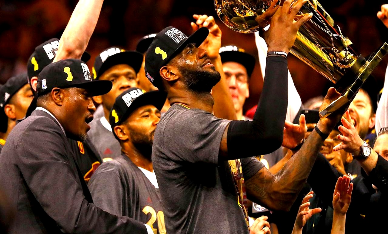 勇士主场战胜骑士,保持连胜 勇士主场战胜骑士,保持连胜