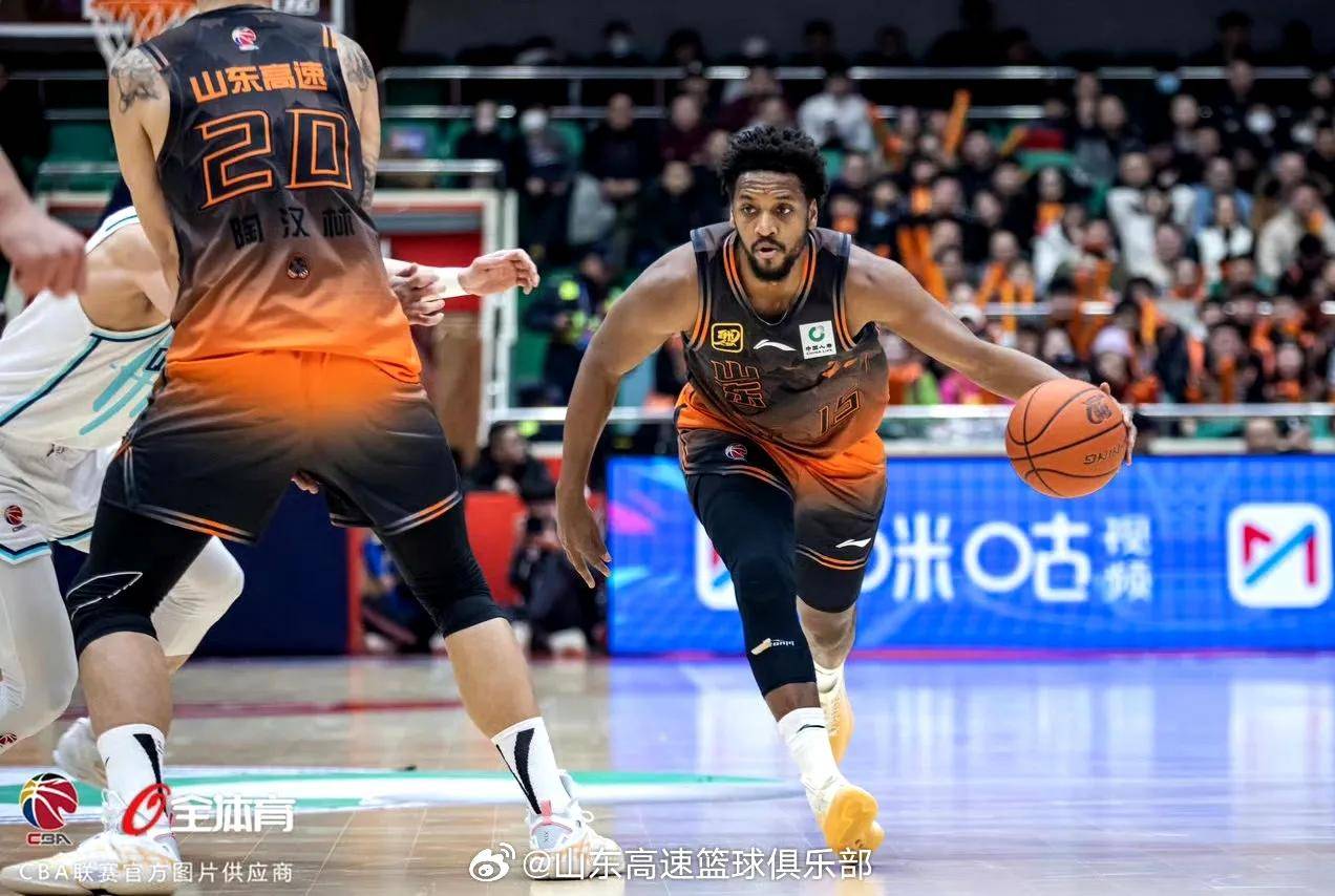 山东男篮迎战上海队，争夺季后赛资格